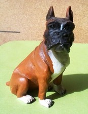 Petite figurine chien en résine "Boxer"