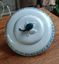 ANCIEN COUVERCLE DE SOUPIÈRE BOUTON POMME DE PIN EN RELIEF POUR DÉCO VAISSELIER 