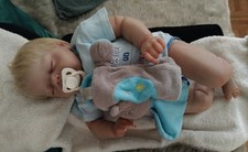 joli bébé reborn endormi