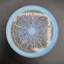 Dessous de bouteille en verre opalescent moulé à décor floral de dahlia Art Déco