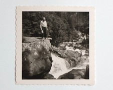 Haut rocher, homme casquette