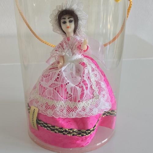 Poupée souvenir tenue