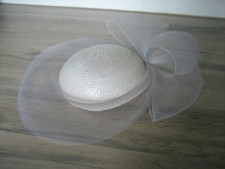 Ancien Chapeau Cérémonie.. Paille vernissée & tulle blanc à Noeud Vintage