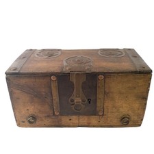 Petit coffre ancien en bois et