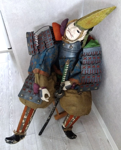 Poupée guerrière blindée