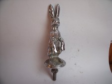 mascotte automobile lièvre