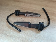 UNE PAIRE DE CLIGNOTANT