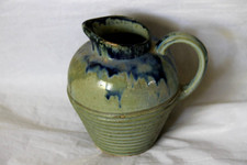 Cruche ancienne en grès vert