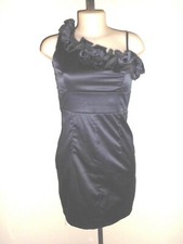 ROBE MOULANTE SATINE BLEU NUIT 1 BRETELLE VOLANT ET 1 FINE T:36/38