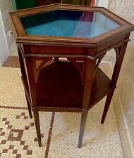 table basse avec vitrine