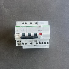 DISJONCTEUR SCHNEIDER 4POLES A9N21068 DIFFERENTIEL A9N21492 32A 30mA MX+OF