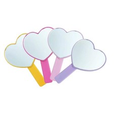 Le Miroir de Beauté Tenu dans La Main de Miroir En Forme de Coeur de Maquillage