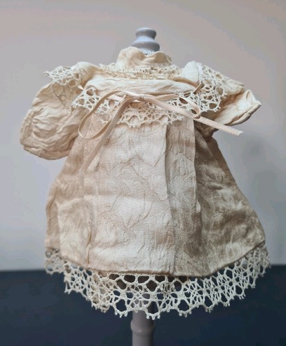 Robe pour poupée - , ancienne