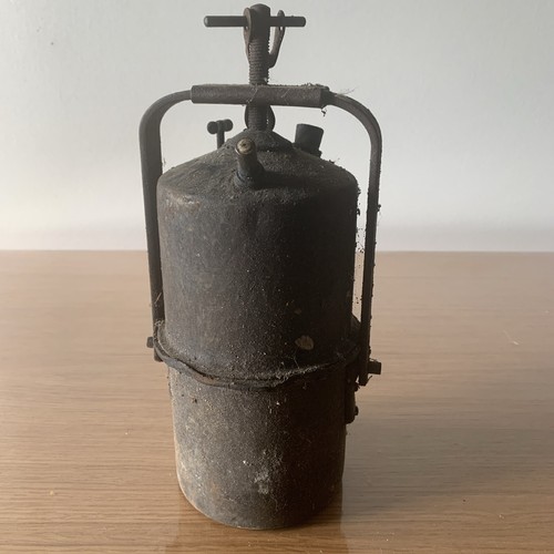 Ancienne lampe carbure dans - ancienne,