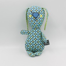 Doudou lapin bleu vert motifs