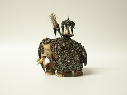 Ancien eléphant couvert - ancien, os