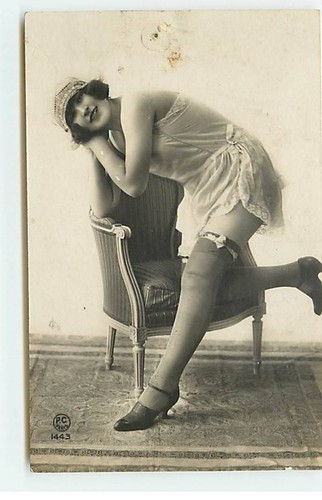 1443 jeune femme en - -,