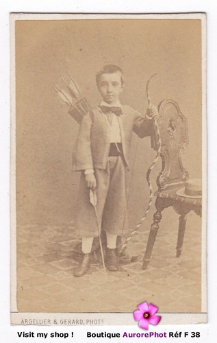 Jeune garçon avec arc - avec, un