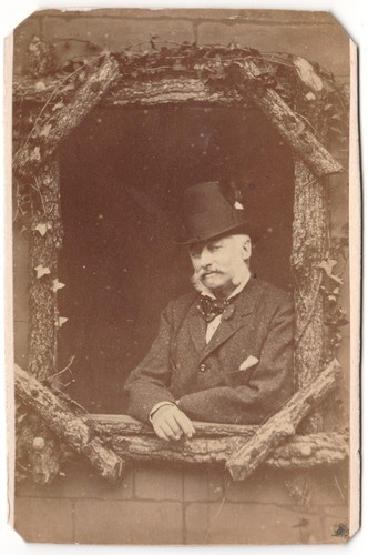 Homme haut forme accoudé - de,