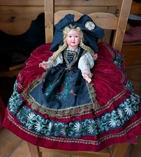 Ravissante grande poupée