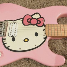 Guitare électrique Squier Fender Hello Kitty Stratocaster rose édition limitée