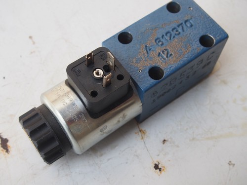 Distributeur hydraulique - d),
