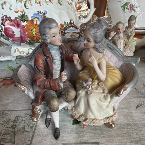 Statuette porcelaine peinte - statuette, en