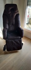 Fauteuil pour personne agée aide au transfert ebout par élévation de l assise.