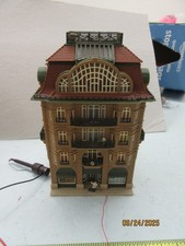 N -  Vollmer 24570  LED Illuminated Inner City House w/ Store Front & People *1