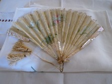 Ancien Eventail A RESTAURER nacre  peint  avec dentelle