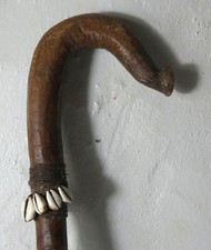 Canne africaine baton en bois sculpté orné de coquillages art ethnique vintage