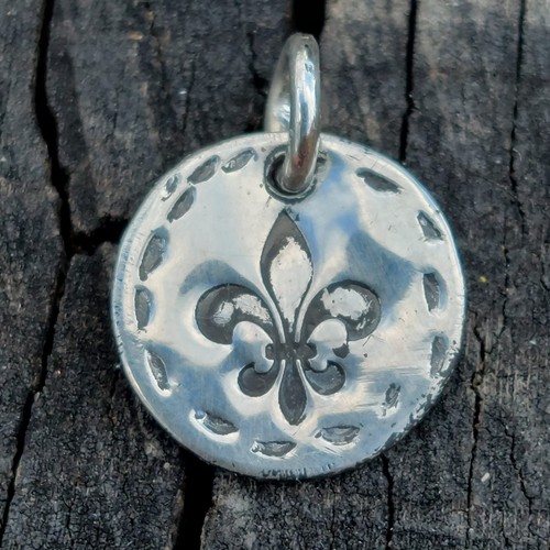 Petit pendentif fleur de lys - pendentif,
