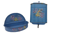 Fontaine à eau murale émaillée bleue Art-déco à décor de fleurs et d'un oiseau