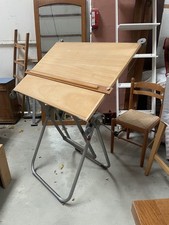 Table à dessin en bon état.