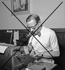 PHOTO DE GEORGES SIMENON 1958