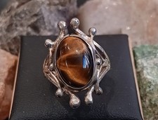 Bague en argent 925 et Oeil de tigre T54, de style gothique.