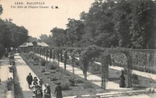 PARIS -Bagatelle - Une Allée de Plantes perennials