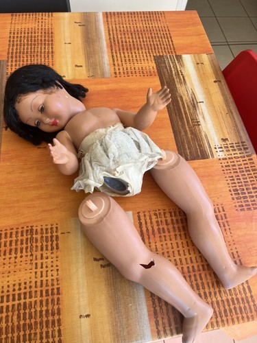 Ancienne poupée qui veux lui - ancienne,