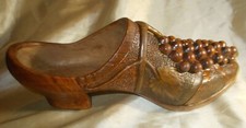 ANTIQUE FOLK ART / RARE WOODEN CLOG GRAPE BUNCH CARVING / WINEMAKER
