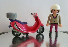 PLAYMOBIL - SCOOTER ROSE + PILOTE FEMME DECONTRACTEE CASQUE BLANC- TBE
