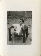 OLD PHOTO - VINTAGE SNAPSHOT - MAN FOOT ARMCHAIR FUNNY POSE - MAN FOOTBALL