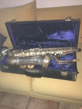 un saxophone alto cigar cutter