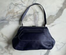 Sac en cuir bleu marine look