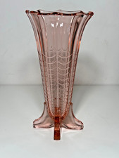 Vase cornet en verre pressé