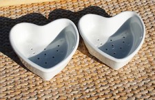 Ensemble de 2 grands moules à faisselle cœur en porcelaine à feu Apilco