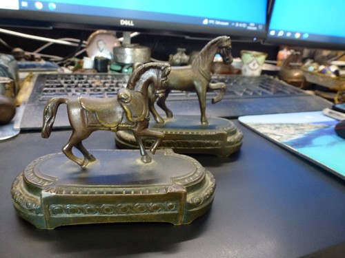Paire chevaux en - paire,