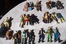 IMPORTANT Lot de 21 FIGURINES
