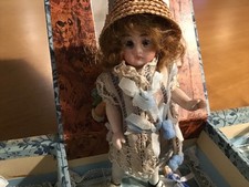 petite poupée mignonnette toute en porcelaine 13 cm joli coffret  avec trousseau