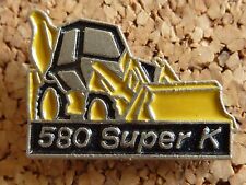 pin's pins car badge.  tractor. POCLAIN 580 SUPER K CASE
