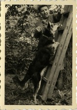 ANTIQUE PHOTO - VINTAGE SNAPSHOT - CHIEN ANIMAL DRESSAGE SCALE FUNNY - DOG